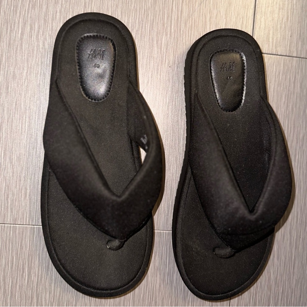 ‼️SALE‼️ H&M flip flops - Picture 1 of 4
